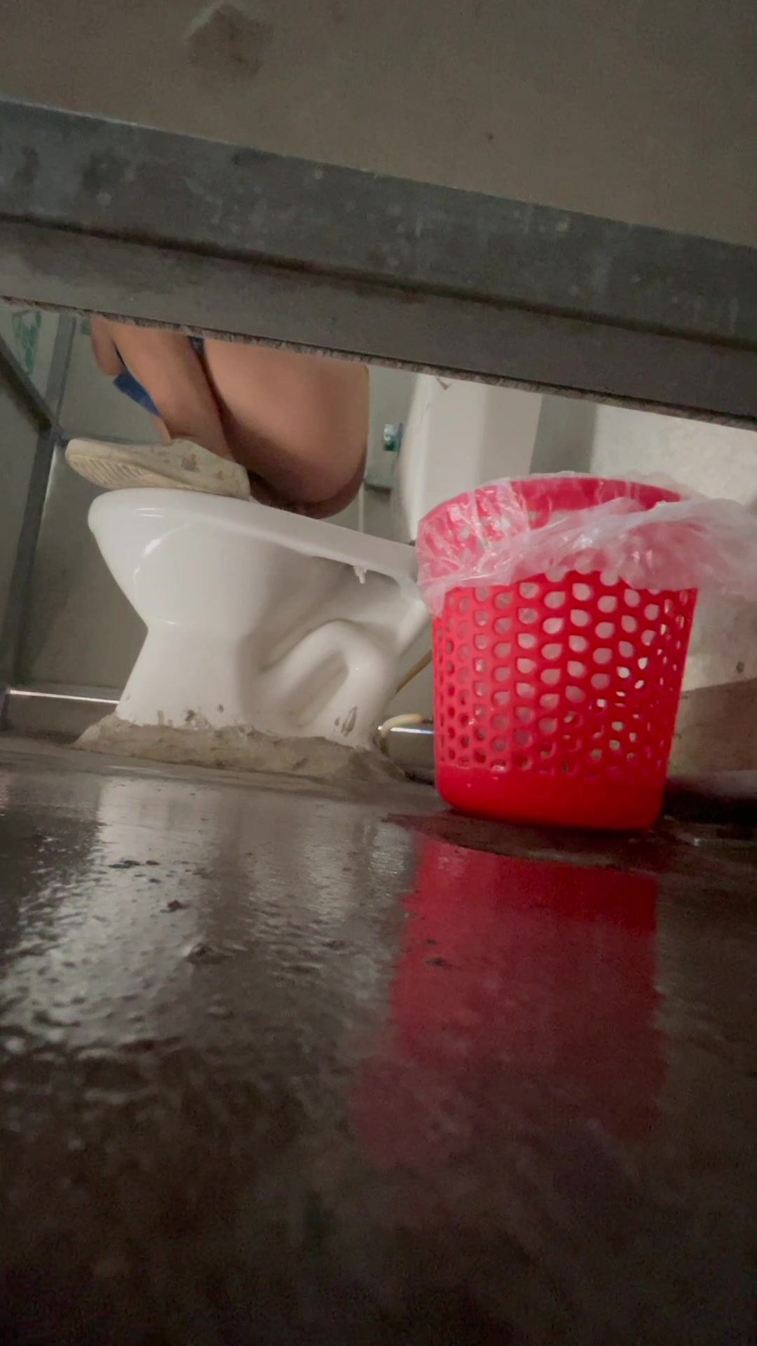 Quay lén nhà vệ sinh 5
